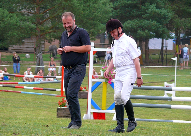 Konie sportowe, jazda konna, konkurs skoków, ośrodek jeździecki