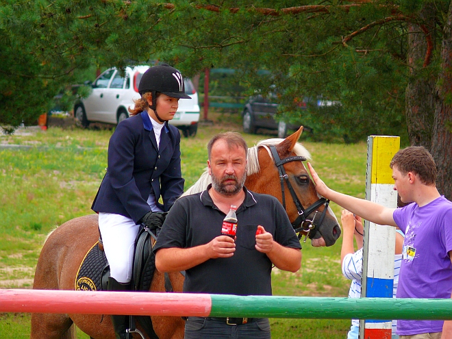 Konie sportowe, jazda konna, konkurs skoków, ośrodek jeździecki