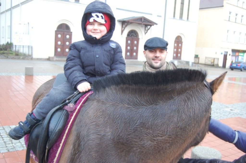 Tata rozmawia z koniem, a Syn z zainteresowaniem patrzy w obiektyw