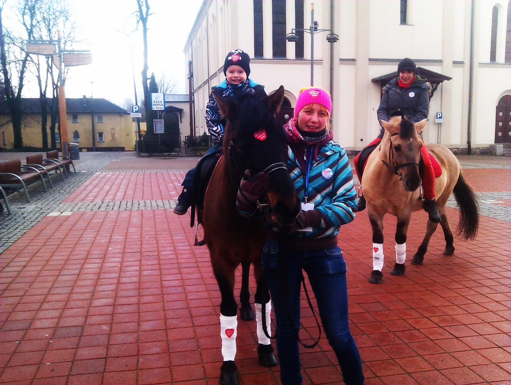 czyj uśmiech jest piękniejszy? małego jeźdźca, Anny czy Legwana?