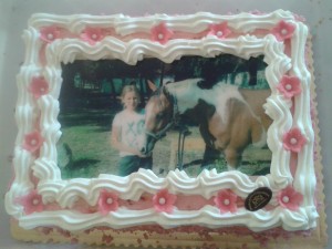 na torcie oczywiście Ona z ukochanym koniem - Stokrotką