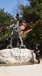 Dla uczczenia zwycięstwa Prezesa nad smokiem miejscowa ludność postawiła pomnik :)