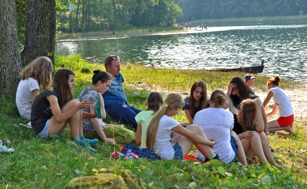 Obozowicze po jazdach wypoczywają na kąpielisku strzeżonym. I turnus.